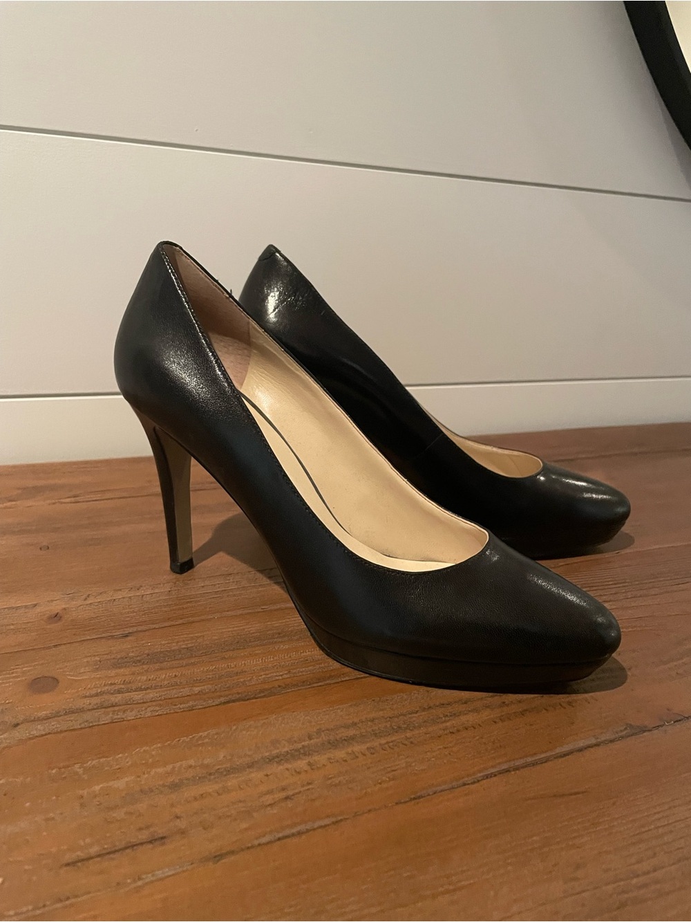 Like New Nine West Black Leather Stiletto Pumps